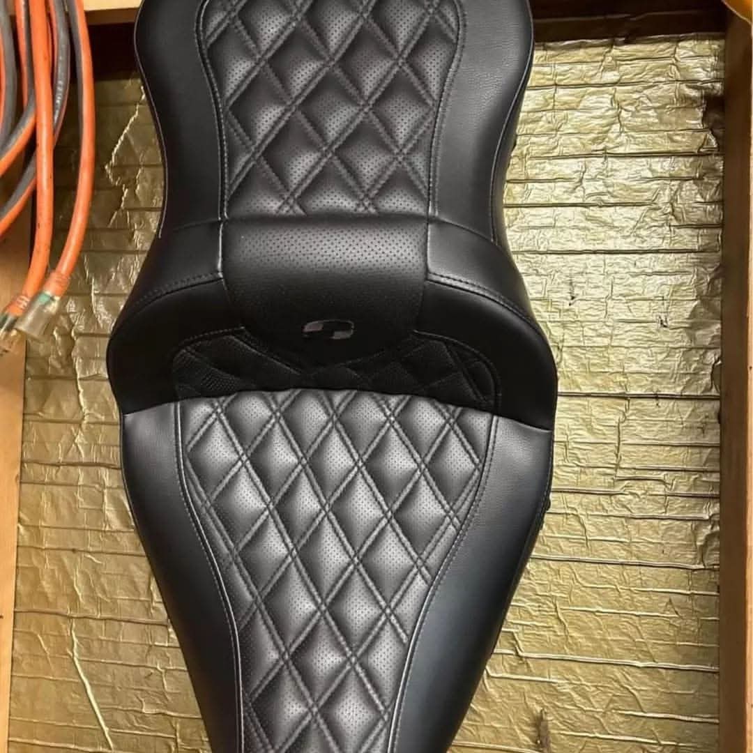 Saddlemen Road Sofa Heated Driver & Passenger Seat (Like New condition) - Image 2