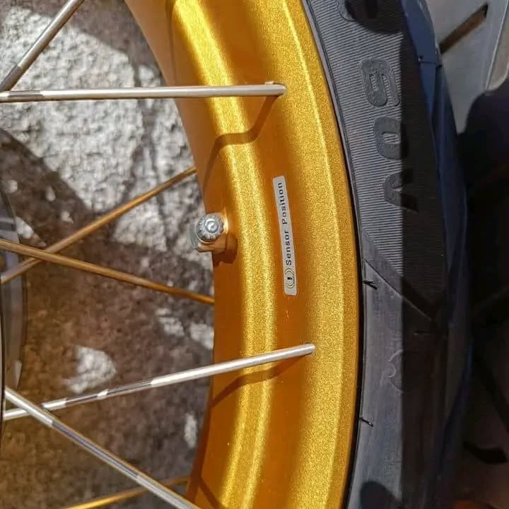 BMW R1200GS / R1250GS Spoked Wheels with Metzeler Karoo 3 Tires - Image 3